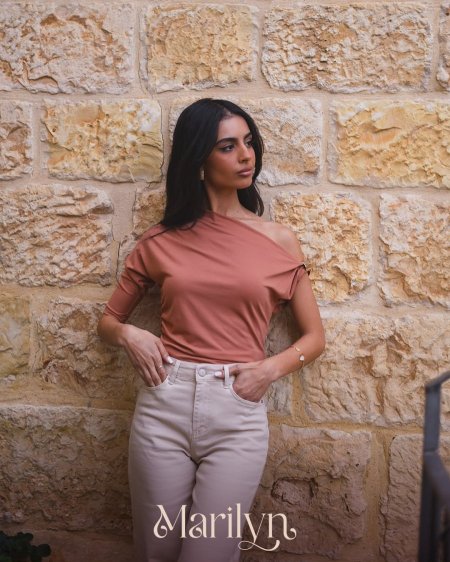 بلوزة كرميدي بتفصيل كتف