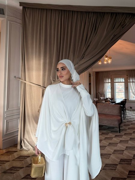طقم محتشم 3 قطع بإكسسوار ذهبي